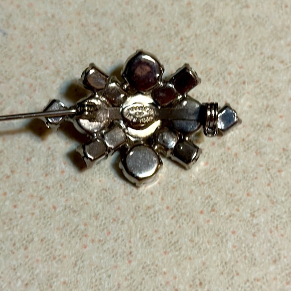 Vintage Kramer of New York silver tone rhinestone small broach (441) - Picture 3 of 4